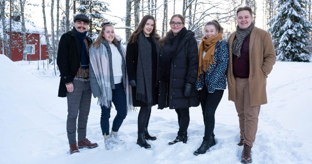 Iloinen LYYn hallitus 2021 talvisissa maisemissa