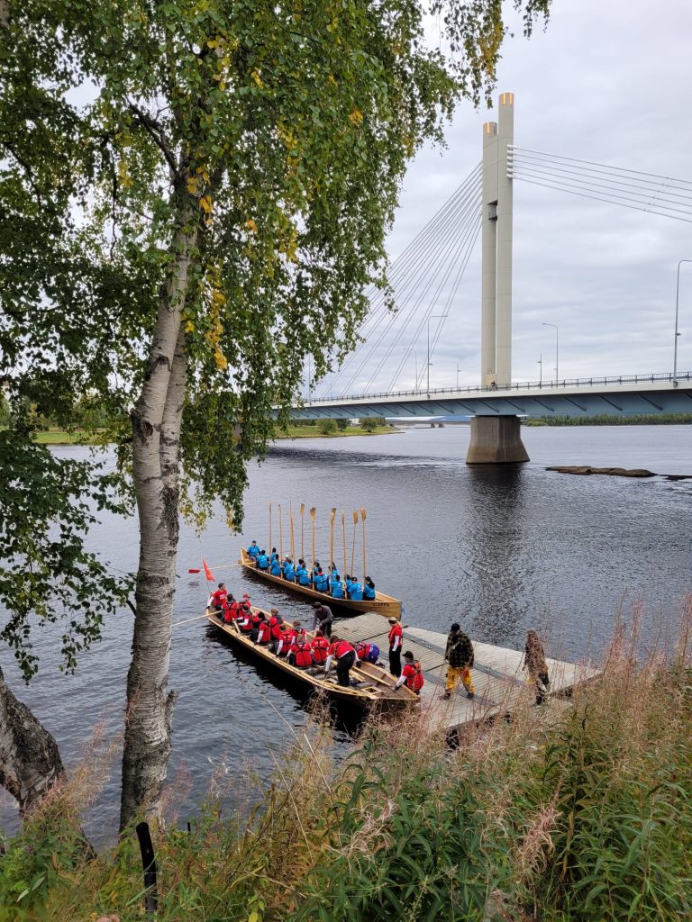 Joukkueet lähdössä Valdemarin rannalta kohti lähtöviivaa Jätkänkynttilän edessä (Kuva: Ilona Mettiäinen, 2022).