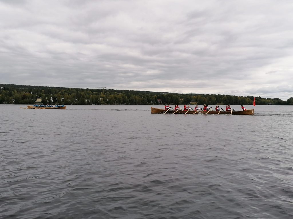 Soutujoukkueet ovat ohittaneet Kotisaaren ja jatkavat kohti maaliviivaa Jätkänkynttilällä (Kuva: Katriina Uljas-Rautio, 2022).