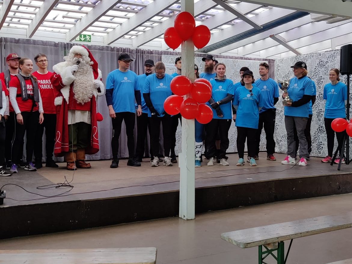 Joulupukki palkitsi Valdemarin lavalla pidetyssä voitonjakotilaisuudessa Lapin yliopistolle soutukisojen Lapin Kansa -kiertopalkintopokaalin. Kuvassa pokaalia pitelee joukkueen perämies, koulutuksen vararehtori, Satu Uusiautti (Kuva: Hanna Marttiini, 2022).