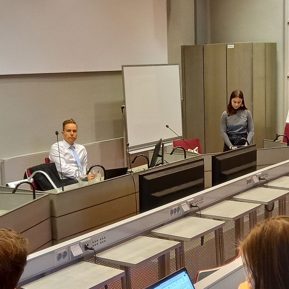 Lapin yliopiston ylioppilaskunnan puheenjohtaja Krista Perälä esitti opiskelijoiden ennakkokysymykset ministeri Honkoselle noin 30 yleisökatsojan edessä. 