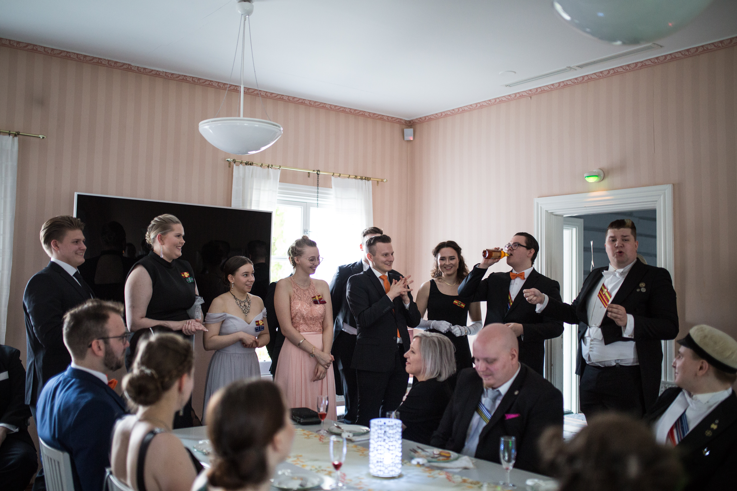 LYY maistaa lahjaksi tuotua virvoiketta.