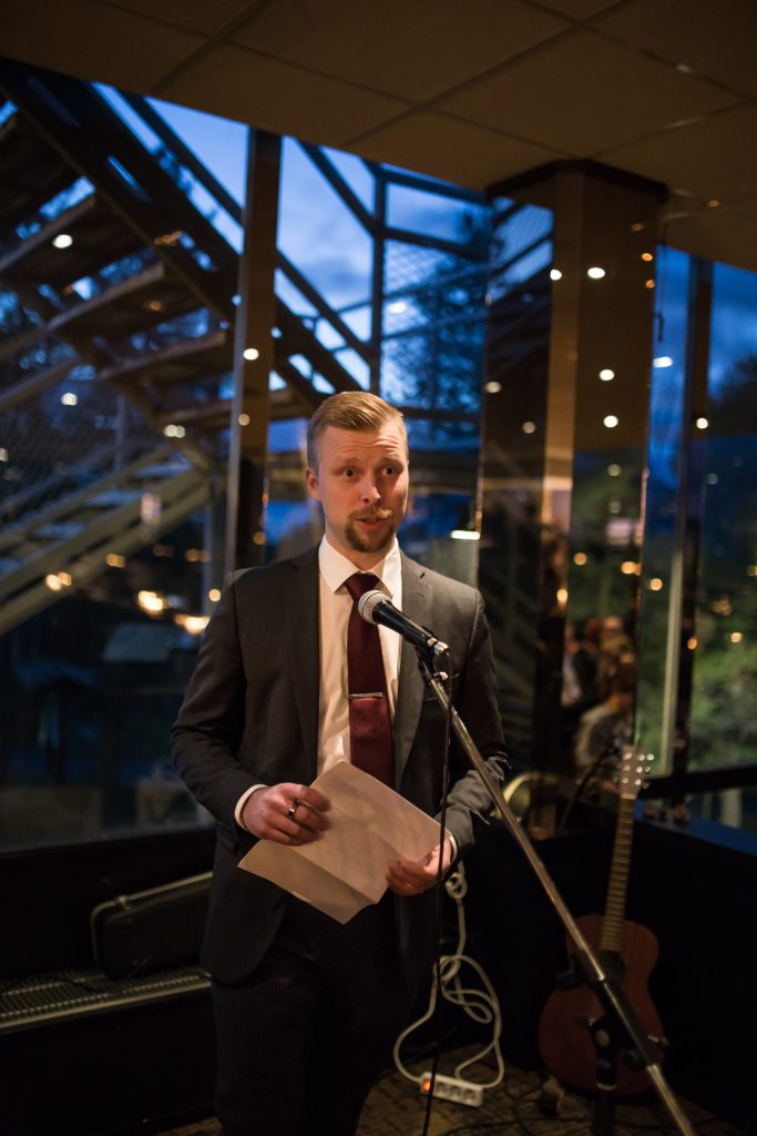 Kemijoki Oy:n operatiivisten toimintojen johtaja Sakke Rantala pitämässä tilaisuuden juhlapuheen.