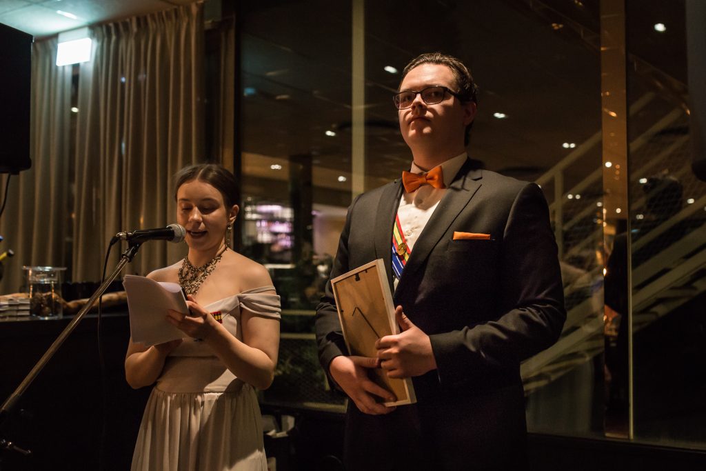 LYYn puheenjohtaja Perälä ja varapuheenjohtaja Ahvensalmi jakamassa ansiomerkkejä.