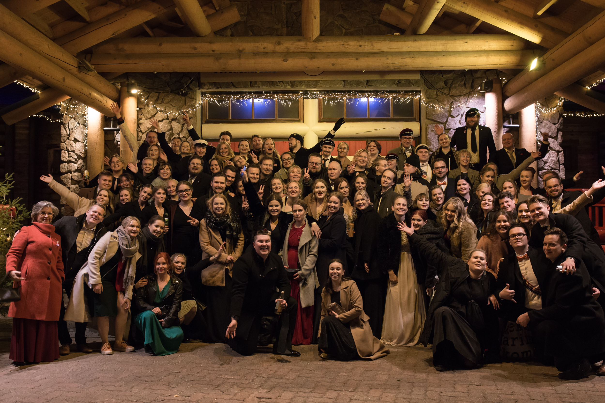 Iloisen iso ryhmäkuva Joulupukin kammarin edessä.