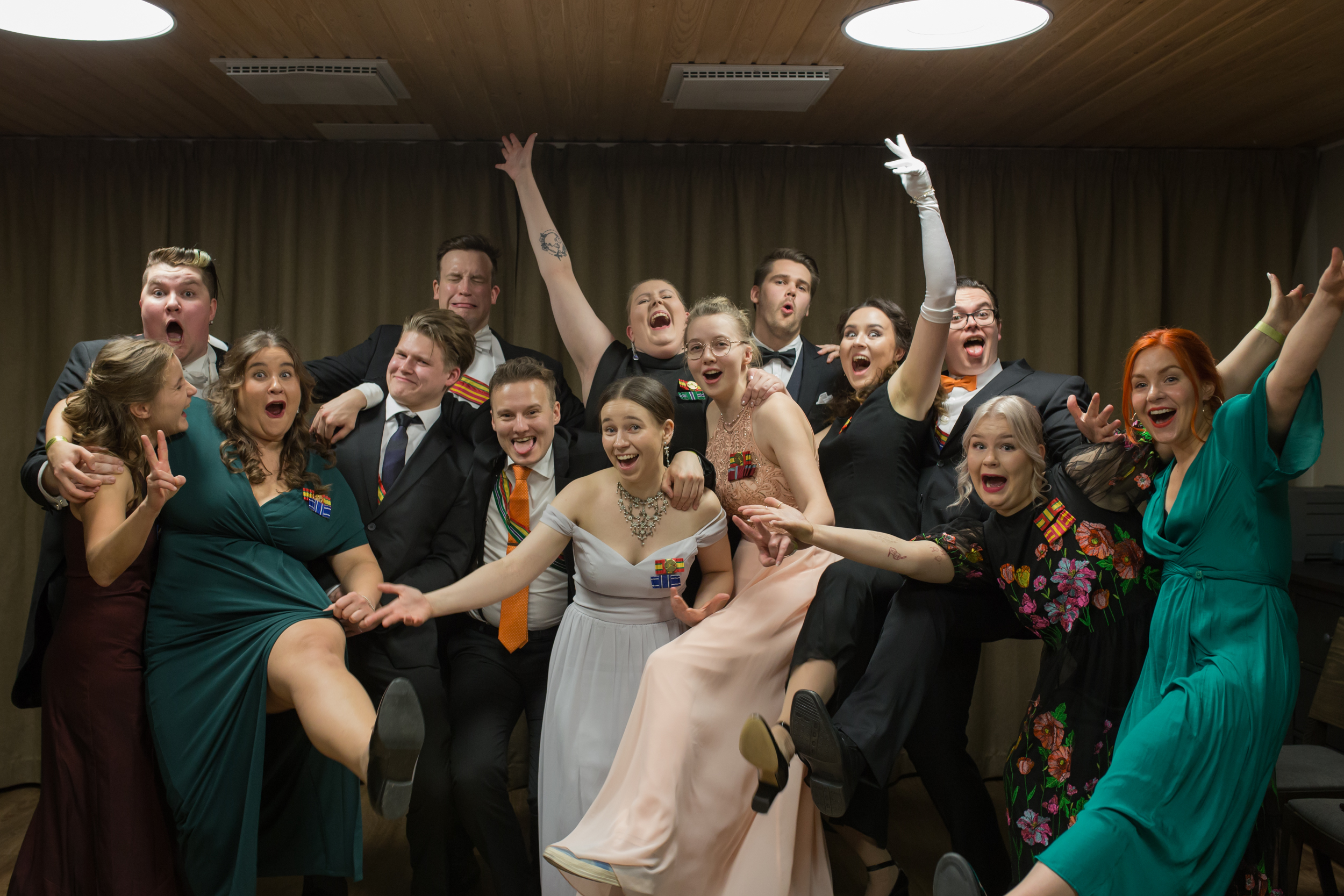 LYYn hallituslaiset ja työntekijät yhteiskuvassa vähän riemukkaammin.