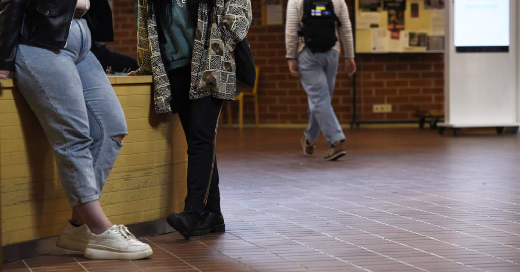 Opiskelijoita yliopiston aulassa