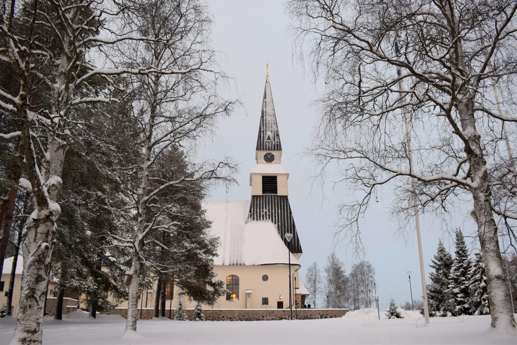Itsenäisyyspäivän valoisan lauha pakkasaamu kirkolla.