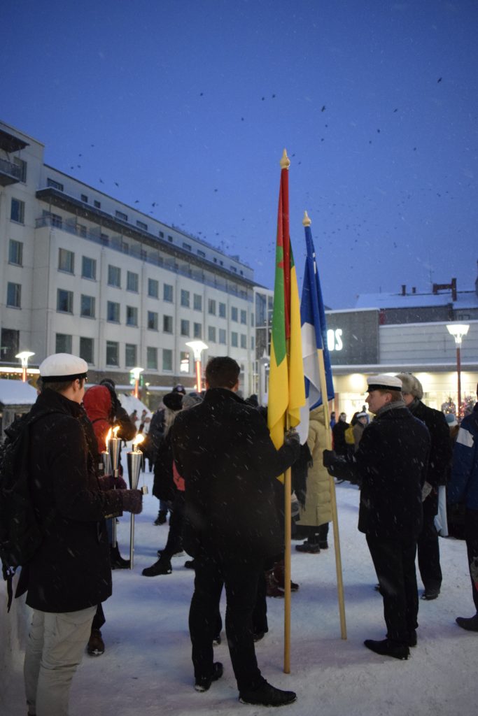 Soihtuja jaettiin niin monelle kuin niitä vain riitti. Oman lyhtynsä kuin valkolakkinsa sai jokainen tuoda myös mukaan.