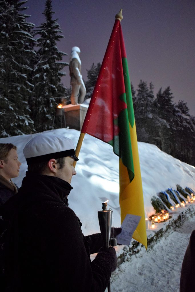 Hallituksen jäsen Id osallistumassa yhteislauluun vierellään vuoden 2023 LYYn hallituslainen.