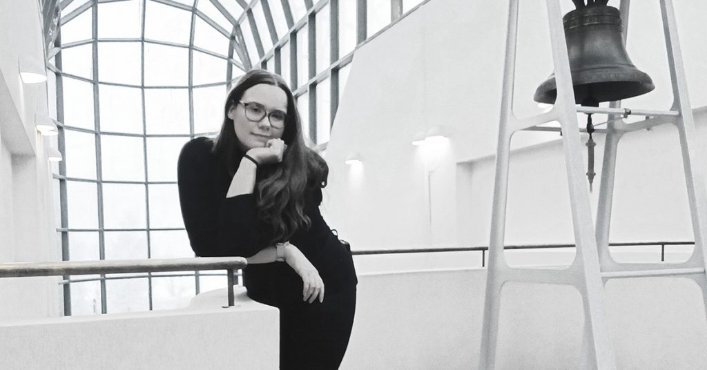 Krista Ulkuniemi poseeraa Arktikumin lasikäytävällä.