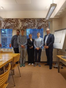 Hallintojohtaja Ari ja LYYn hallitus LYYn toimistolla